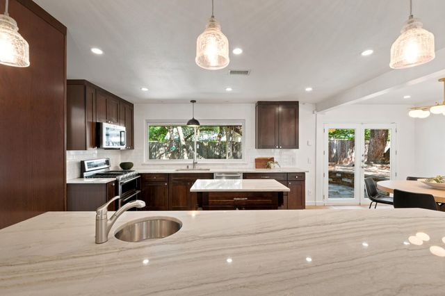 4004 Austin Woods DR, Austin, TX 78759