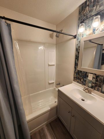 1453 E Sonora Avenue, Tulare, CA 93274