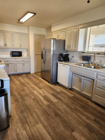 1453 E Sonora Avenue, Tulare, CA 93274