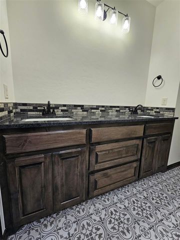 115 S 6th Ave, Sterling, OK 73567