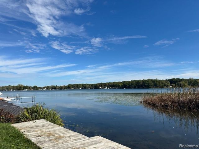 1998 Lakeview Drive, Lapeer, MI 48446