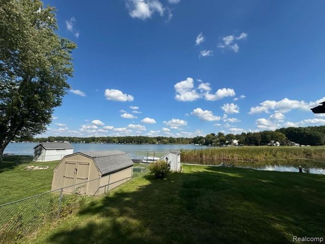 1998 Lakeview Drive, Lapeer, MI 48446