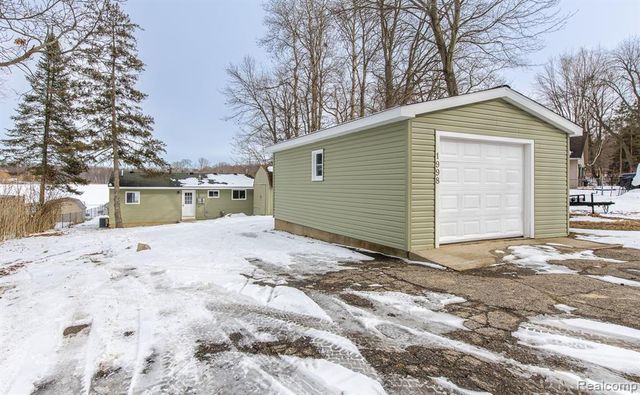 1998 Lakeview Drive, Lapeer, MI 48446
