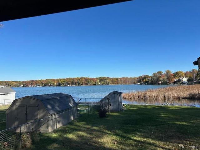 1998 Lakeview Drive, Lapeer, MI 48446