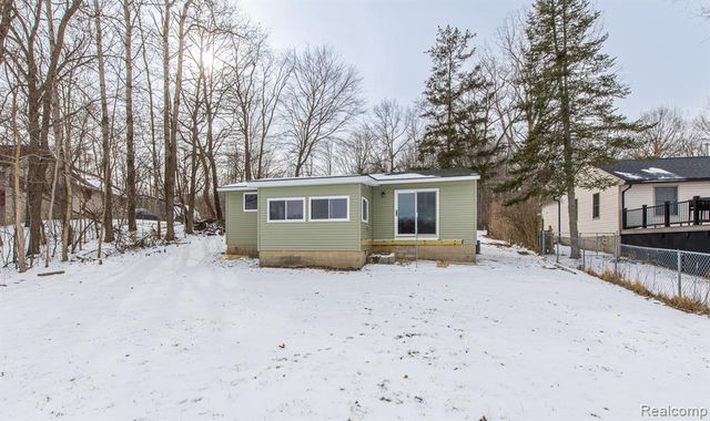1998 Lakeview Drive, Lapeer, MI 48446