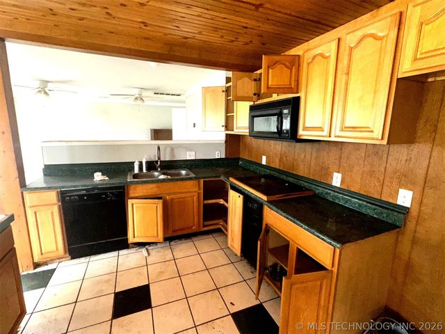 1406 W 13th Street S, Claremore, OK 74017