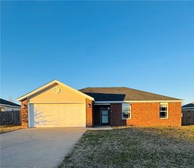 900 SW Almond Street, Gravette, AR 72736
