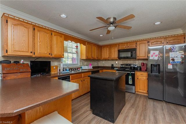 6004 Stone Bluff Drive, Clemmons, NC 27012