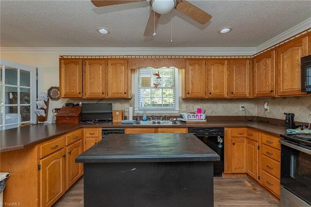 6004 Stone Bluff Drive, Clemmons, NC 27012
