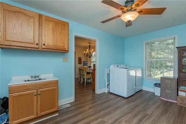 6004 Stone Bluff Drive, Clemmons, NC 27012