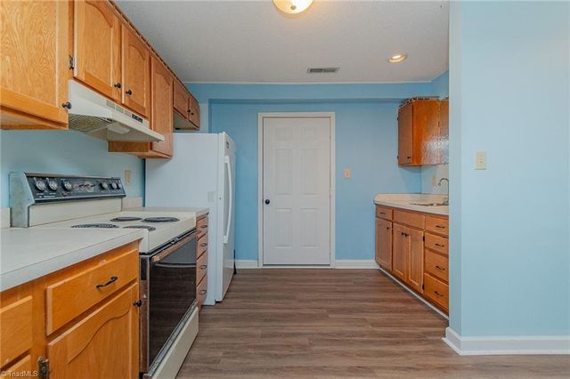 6004 Stone Bluff Drive, Clemmons, NC 27012