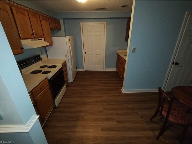 6004 Stone Bluff Drive, Clemmons, NC 27012