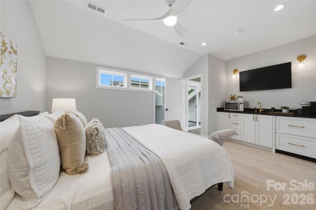 3060 Selwyn Avenue, Charlotte, NC 28209