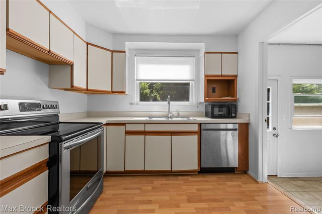 15743 Birwood Avenue, Beverly Hills, MI 48025