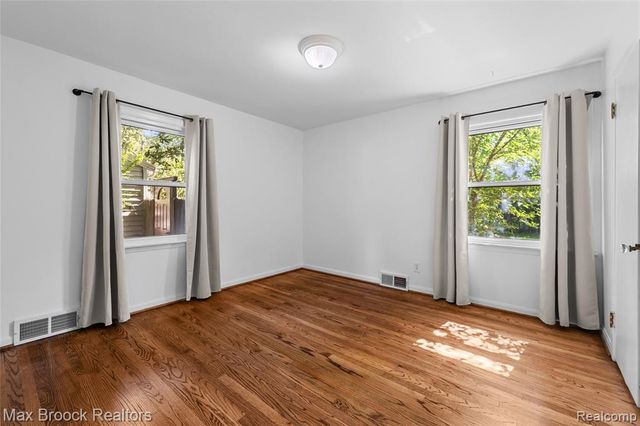 15743 Birwood Avenue, Beverly Hills, MI 48025