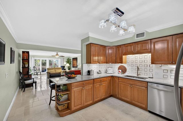 129 S Golfview Road 7, Lake Worth Beach, FL 33460