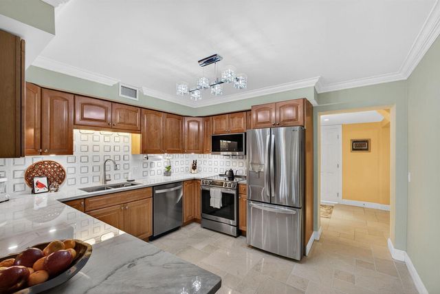 129 S Golfview Road 7, Lake Worth Beach, FL 33460