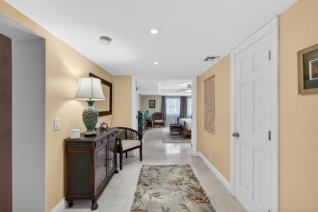 129 S Golfview Road 7, Lake Worth Beach, FL 33460