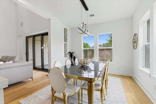 218 Avenue Of Oaks Street, Houston, TX 77009