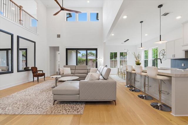 218 Avenue Of Oaks Street, Houston, TX 77009