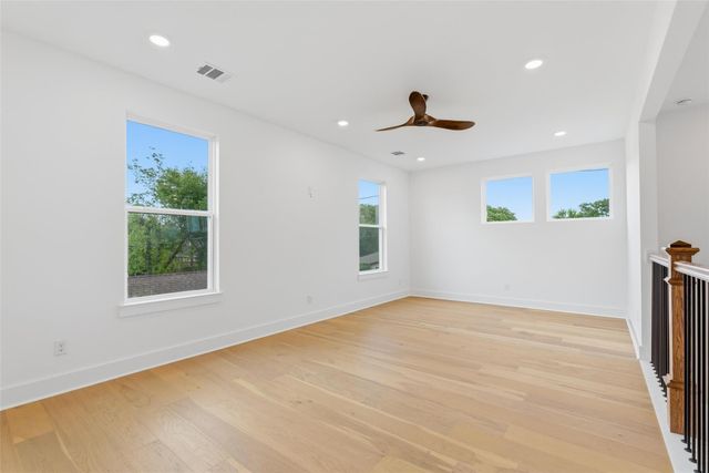 218 Avenue Of Oaks Street, Houston, TX 77009