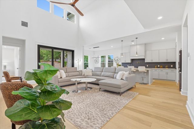 218 Avenue Of Oaks Street, Houston, TX 77009