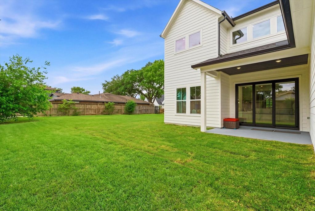 218 Avenue Of Oaks Street, Houston, TX 77009