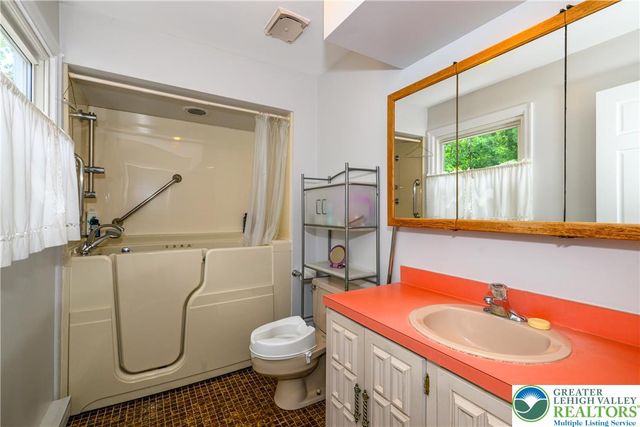 2516 Rachael Lane, South Whitehall Twp, PA 18069