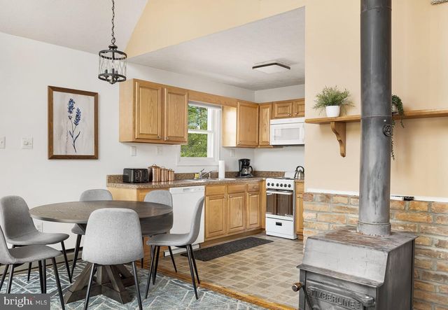 126 FLAGSTONE LN, Berkeley Springs, WV 25411