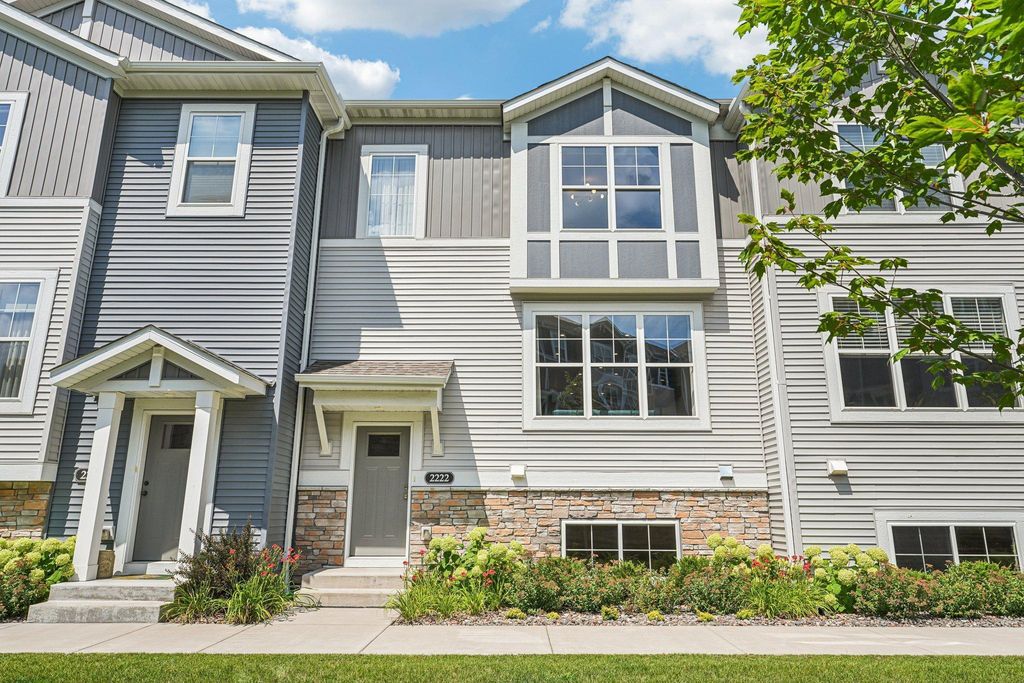 2222 Gateway Curve, North Saint Paul, MN 55109
