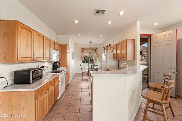 9462 N Whispering Shadows Way, Tucson, AZ 85743