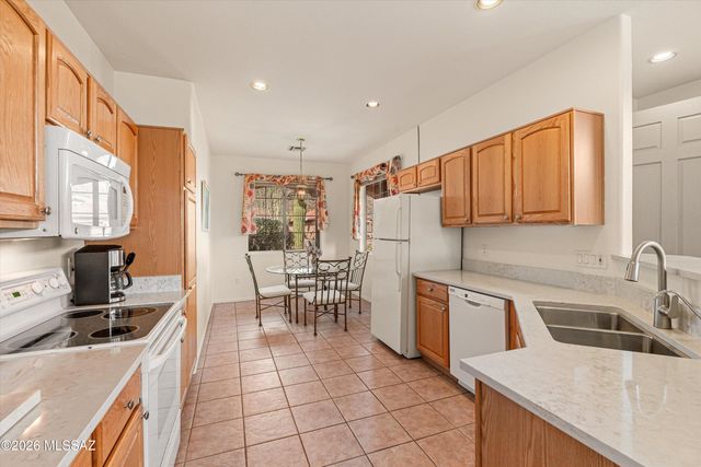 9462 N Whispering Shadows Way, Tucson, AZ 85743