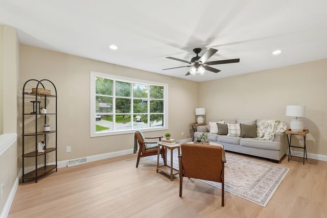 1721 E 42nd Court, Davenport, IA 52807
