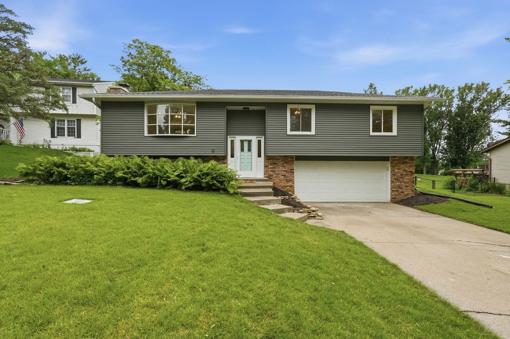 1721 E 42nd Court, Davenport, IA 52807