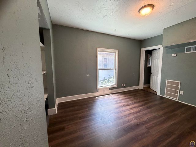 1105 SW Western AVE, Topeka, KS 66604