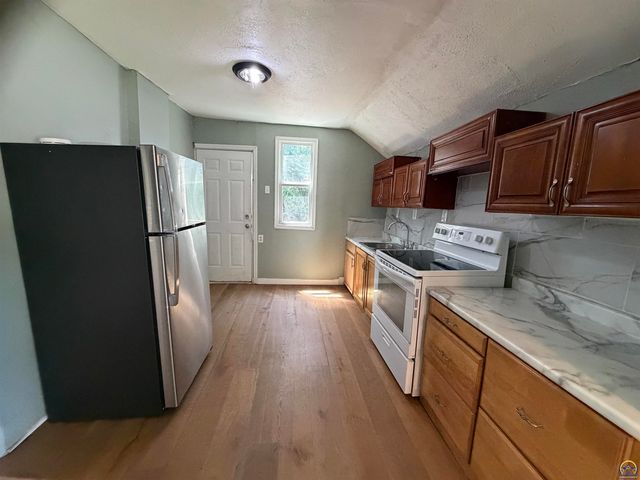 1105 SW Western AVE, Topeka, KS 66604