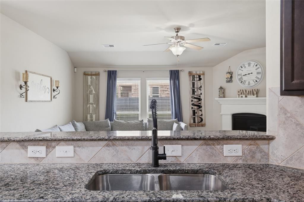 Image 4 of property listing at 11320 NW 94th Street, Yukon, OK 73099