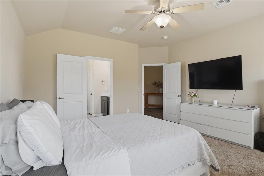 Image 8 of property listing at 11320 NW 94th Street, Yukon, OK 73099