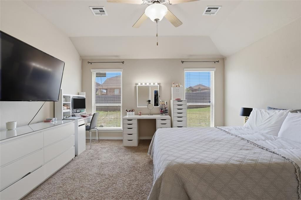 Image 9 of property listing at 11320 NW 94th Street, Yukon, OK 73099