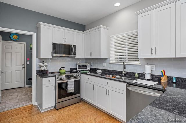 30289 Berghway Trail, Warren, MI 48092