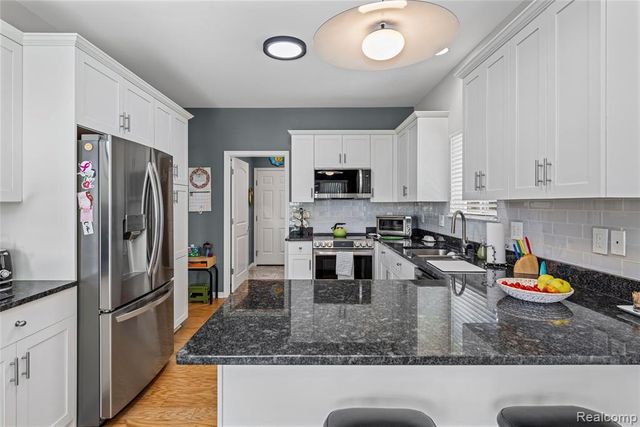 30289 Berghway Trail, Warren, MI 48092