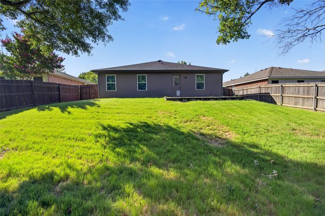 8704 Swan Park Drive, Denton, TX 76210