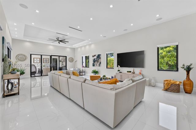 10352 NW 131st St, Hialeah Gardens, FL 33018