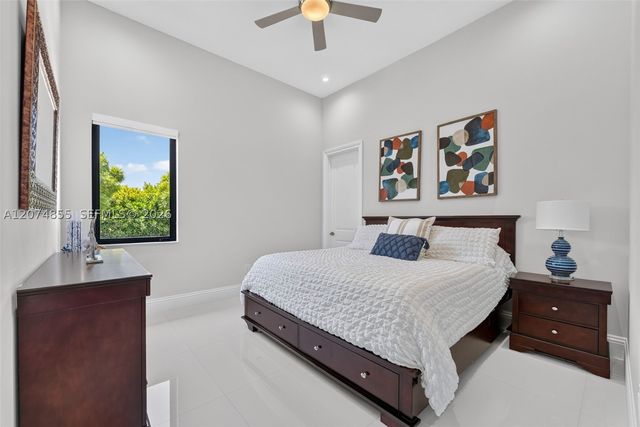 10352 NW 131st St, Hialeah Gardens, FL 33018