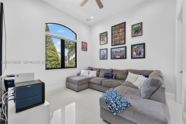 10352 NW 131st St, Hialeah Gardens, FL 33018