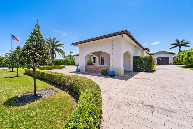 10352 NW 131st St, Hialeah Gardens, FL 33018