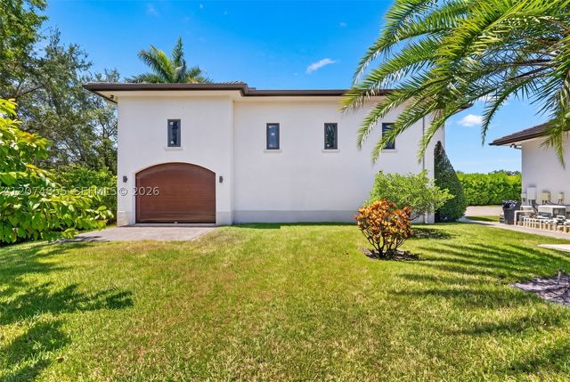 10352 NW 131st St, Hialeah Gardens, FL 33018