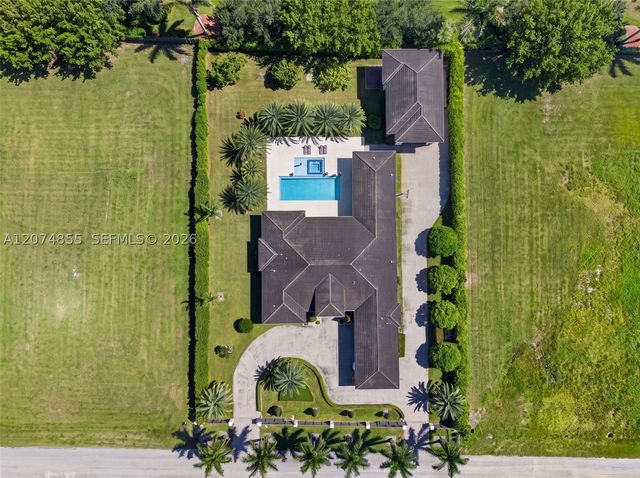 10352 NW 131st St, Hialeah Gardens, FL 33018