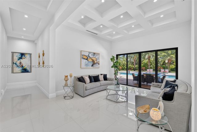 10352 NW 131st St, Hialeah Gardens, FL 33018