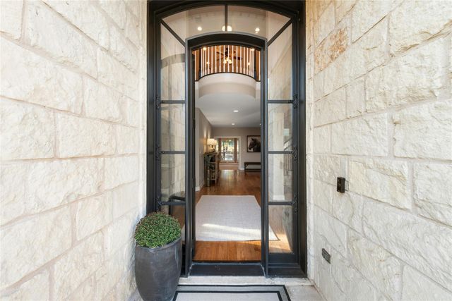 2 Heatherbloom LN, The Hills, TX 78738